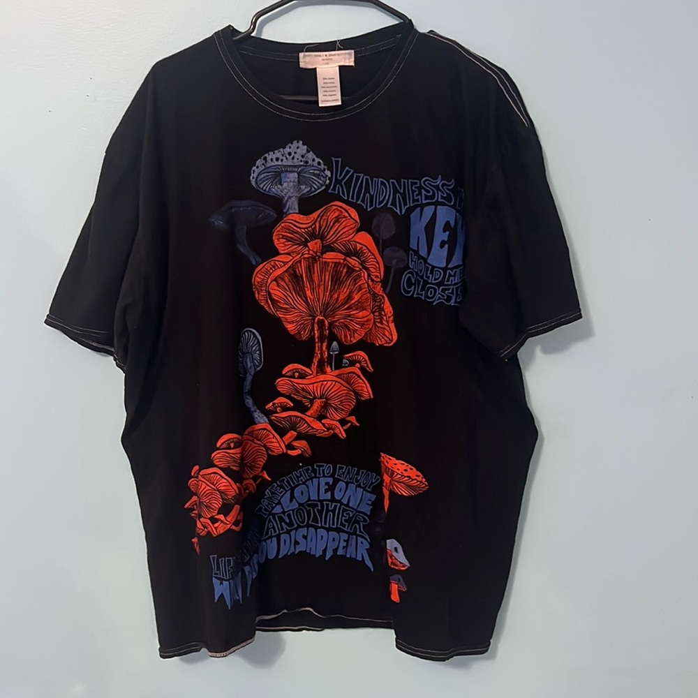 Urban outfitters graphic tee size L/XL
